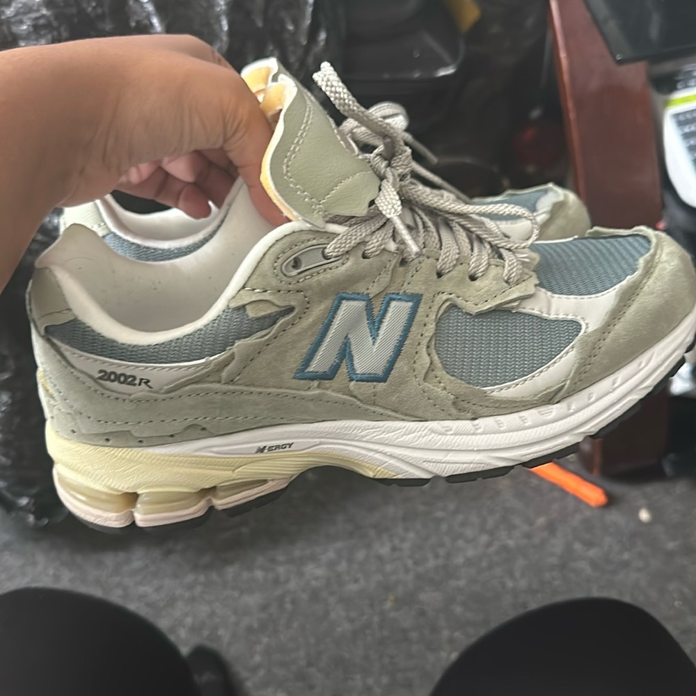 New balance 2002r